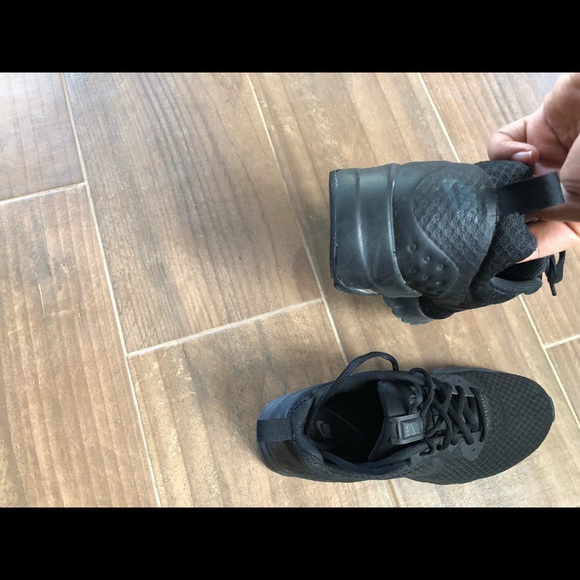 Black nike shoes - Picture 5 of 5